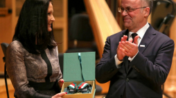 Katowice, 31.01.2019. Sekretarz stanu w Ministerstwie Kultury i Dziedzictwa Narodowego Jarosław Sellin (P) i dyrektor Muzeum Śląskiego Alicja Knast (L) podczas uroczystości wręczenia Złotego Medalu „Zasłużony Kulturze Gloria Artis” oraz koncertu z okazji 90-lecia Muzeum Śląskiego w Katowicach, 31 bm. w siedzibie Narodowej Orkiestry Symfonicznej Polskiego Radia. Fot. PAP/A. Grygiel