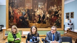 Lublin, 10.01.2019. Zastępca Dyrektora ds. Zbiorów i Konserwacji mgr Jolanta Żuk-Orysiak (L), dyrektor Muzeum Lubelskiego dr Katarzyna Mieczkowska (C) i zastępca dyrektora ds. Administracyjnych mgr inż. Ryszard Kuźniar (P) podczas konferencji prasowej nt. planów instytucji na rok 2019 oraz podsumowania 2018 r. Fot. PAP/W. Pacewicz