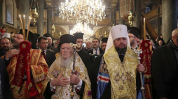Ekumeniczny Patriarcha Konstantynopola Bartłomiej (L) i zwierzchnik Cerkwi Prawosławnej Ukrainy Epifaniusz. Stambuł, 05.01.2019. Fot. PAP/EPA