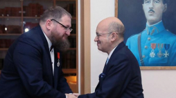 Ambasador Francji w Polsce Pierre Levy (P) odznacza orderem Kawalera Legii Honorowej dyrektora Państwowego Muzeum Auschwitz-Birkenau Piotra Cywińskiego. Fot. PAP/T. Gzell