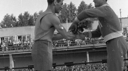 Mecz bokserski Polska - Finlandia rozegrany na kortach Legii. Z lewej zawodnik polski Antoni Czortek, z prawej Fin Matti Tulikainen (obaj waga piórkowa). Warszawa, 1948-06-12. Fot. PAP/CAF