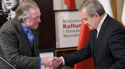 Wicepremier, minister kultury Piotr Gliński (P) oraz angielski reżyser operowy David Pountney podczas uroczystości nadania brytyjskiemu artyście polskiego obywatelstwa. Fot. PAP/J. Turczyk