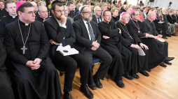 Arcybiskup metropolita łódzki Grzegorz Ryś (4L), arcybiskup senior archidiecezji łódzkiej Władysław Ziółek (5L), naczelny rabin Polski Michael Schudrich (2L) i rabin gminy wyznaniowej żydowskiej w Łodzi Dawid Szychowski (2L) podczas Centralnego nabożeństwa Słowa Bożego w ramach XXII Ogólnopolskiego Dnia Judaizmu w Kościele Katolickim. Łódź, 17.01.2019. Fot. PAP/G. Michałowski