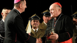 Biskup polowy Wojska Polskiego Józef Guzdek (L) wręcza nagrodę Benemerenti dla Archidiecezji Warszawskiej metropolicie warszawskiemu kard. Kazimierzowi Nyczowi. Fot. PAP/R. Pietruszka