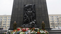 Obchody Międzynarodowego Dnia Pamięci o Ofiarach Holokaustu przy pomniku Bohaterów Getta w Warszawie. Fot. PAP/J. Kamiński