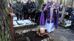 Ksiądz Andrzej Luter (C), Jan Maria Tomaszewski (4L) podczas pogrzebu Ireny Dziedzic na cmenatrzu w podwarszawskich Laskach. Fot. PAP/T. Gzell