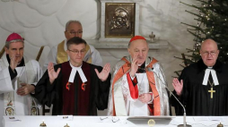 Metropolita warszawski, kard. Kazimierz Nycz (C), zwierzchnik Kościoła Ewangelicko-Metodystycznego w RP Andrzej Malicki (obok kardynała, z lewej). Centralne nabożeństwo Tygodnia Modlitw o Jedność Chrześcijan. Warszawa, 20.01.2019. Fot. PAP/P. Supernak