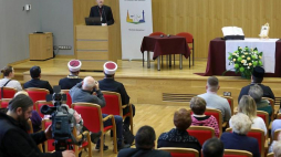 Bp Henryk Ciereszko przemawia podczas obchodów XIX Dnia Islamu w Kościele Katolickim w Białymstoku. Fot. PAP/A. Reszko