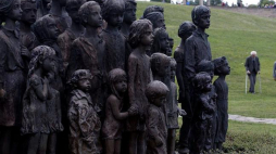 Pomnik upamiętniający ofiary niemieckich zbrodni z w 1942 r. Lidicach. Fot. PAP/EPA