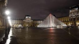 Dziedziniec Luwr w Paryżu. PAP/R. Pietruszka