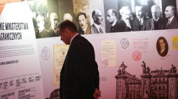 Wernisaż wystawy „Odrodzenie Polskiej Służby Zagranicznej 1917-1921” w Arkadach Kubickiego na Zamku Królewskim w Warszawie. Fot. PAP/L. Szymański