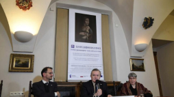 Wicepremier, minister kultury i dziedzictwa narodowego Piotr Gliński (C), dyrektor Muzeum Narodowego w Krakowie Andrzej Betlej (L) oraz kurator Muzeum Książąt Czartoryskich Katarzyna Płonka-Bałus (P) podczas briefingu prasowego nt. postępu prac remontowych w Muzeum Książąt Czartoryskich. Fot. PAP/J. Bednarczyk