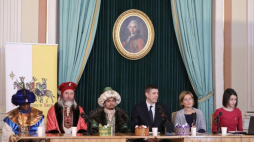 Od lewej: odtwórcy postaci w Orszaku Trzech Króli oraz Przewodniczący Rady Fundacji Orszak Trzech Króli Piotr Giertych, Członek Zarządu Barbara Szczecińska-Trzeciak i Członek Zarządu Jolanta Stachacz podczas konferencji prasowej w Warszawie. Fot. PAP/T. Gzell