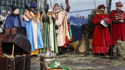 Orszak Trzech Króli w Warszawie - Trzej Królowie (C) na pl. Piłsudskiego. 06.01.2019. PAP/T. Gzell