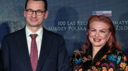 Warszawa, 30.01.2019. Ambasador USA w Polsce Georgette Mosbacher (P) i premier Mateusz Morawiecki (L) podczas uroczystej gali dla uczczenia 100. rocznicy nawiązania stosunków dyplomatycznych między USA a Polską. PAP/R. Pietruszka