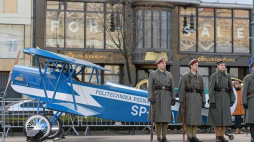 Replika samolotu Fokker D.VII - uroczystości na pl. Wolności w Poznaniu związane z setną rocznicą zdobycia przez powstańców wielkopolskich Stacji Lotniczej w Ławicy. Fot. PAP/J. Kaczmarczyk