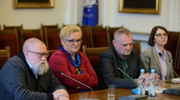  Językoznawcy, od lewej: prof. dr hab. Jerzy Bralczyk, dr hab. Katarzyna Kłosińska, dr hab. Marek Łaziński, prof. Magdalena Derwojedowa podczas spotkania podsumowującego plebiscyt Słowo Roku 2018. Fot. PAP/J. Kamiński
