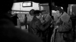 Zdjęcia do filmu pt. Wszystko na sprzedaż, w reżyserii Andrzeja Wajdy. W głębi autor zdjęć Witold Sobociński. PAP/L. Zielaskowski 