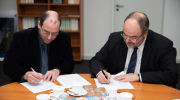 Podpisanie umowy. Na zdjęciu dr Wojciech Kozłowski – dyrektor Instytutu Pileckiego, oraz dr Michael Hollmann – dyrektor Bundesarchiv. Fot. Bundesarchiv. Źródło: www.instytutpileckiego.pl