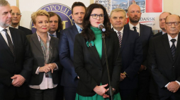 Prezydent Warszawy Rafał Trzaskowski (C-tył), prezydent Łodzi Hanna Zdanowska (3L), prezydent Sopotu Jacek Karnowski (4L), prezydent Białegostoku Tadeusz Truskolaski (4P), prezydent Szczecina Piotr Krzystek (2P), prezydent Lublina Krzysztof Żuk (2L), prezydent Wrocławia Jacek Sutryk (3P), prezydent Rzeszowa Tadeusz Ferenc (P), i p.o. prezydenta Gdańska Aleksandra Dulkiewicz (C) podczas konferencji prasowej nt. planu obchodów 30. rocznicy wyborów 4 czerwca 1989 r. Warszawa, 15.02.2019. Fot. PAP/P. Supernak