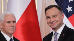 Warszawa, 13.02.2019. Wiceprezydent USA Michael Pence (L) i prezydent RP Andrzej Duda (P) podczas spotkania z mediami w Belwederze, 13 bm. Goszczący w Polsce, Pence weźmie udział w organizowanej przez Polskę i USA konferencji poświęconej problematyce pokoju i bezpieczeństwa na Bliskim Wschodzie. Fot. PAP/P. Supernak