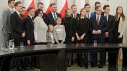 Warszawa, 05.02.2019. Prezydent Andrzej Duda (C) pozuje do pamiątkowego zdjęcia z uczestnikami debaty oksfordzkiej z udziałem młodzieży "Obrady okrągłego stołu były jedynym pokojowym sposobem obalenia komunizmu w Polsce", zorganizowanej w Pałacu Prezydenckim, 5 bm. w przeddzień 30-lecia inauguracji obrad. Fot. PAP/P. Supernak
