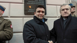 Warszawa, 13.02.2019. Wicepremier, minister kultury Piotr Gliński (P) oraz minister spraw zagranicznych Ukrainy Pawło Klimkin (C) odsłonili, 13 bm. tablicę pamiątkową przy ul. Długiej 29 w Warszawie, gdzie w latach 1919-1920 w dawnym hotelu Polskim obradowała Misja Wojskowa Ukraińskiej Republiki Ludowej. Fot. PAP/P. Nowak