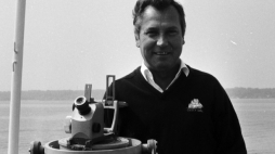 Szczecin, 1988 r. Powrót żaglowca „Dar Młodzieży” z podróży dookoła świata. Kpt. ż.w. Leszek Wiktorowicz, kapitan „Daru Młodzieży”. Fot. PAP/CAF/J. Uklejewski