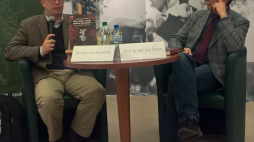 Dyskusja w Przystanku Historia Centrum Edukacyjnym IPN im. Janusza Kurtyki wokół książki „Nim Hitler runie, śmierć komunie! Wywiad antykomunistyczny Narodowych Sił Zbrojnych pod okupacją niemiecką w latach 1942–1945” dr. Sebastiana Bojemskiego. Na zdj. od lewej: autor publikacji i prof. Jan Żaryn. Źródło: archiwum prywatne M. S.