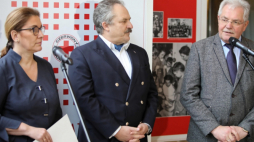 Warszawa, 20.02.2019. Przewodniczący Parlamentarnego Zespołu Polskiego Czerwonego Krzyża poseł Marek Jakubiak (C), prezes PCK Stanisław Kracik (P), wicemarszałek Sejmu Beata Mazurek (L) podczas wernisażu jubileuszowej wystawy PCK "Od 100 lat wszędzie dla wszystkich", 20 bm. w Sejmie. (ls/awol) PAP/Leszek Szymański