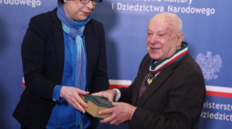 Warszawa, 27.02.2019. Wiceminister kultury Wanda Zwinogrodzka i aktor Stanisław Brudny podczas uroczystości. Wręczenie Medali „Zasłużony Kulturze Gloria Artis” wybitnym przedstawicielom polskiej kultury wyróżniającym się w dziedzinie twórczości artystycznej, działalności kulturalnej oraz ochronie kultury i dziedzictwa narodowego odbyło się w siedzibie MKiDN w Warszawie. Fot. PAP/T. Gzell