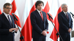 Warszawa, 27.02.2019. Marszałek Sejmu Marek Kuchciński (L), marszałek Senatu Stanisław Karczewski (P) oraz przewodniczący Parlamentu Gruzji Iraklim Kobakhidze (C) podczas spotkania w Sejmie, 27 bm. Gruziński parlamentarzysta przebywa w Polsce z dwudniową wizytą. Bierze udział między innymi w sesji Zgromadzenia Parlamentarnego Polski i Gruzji. Fot. PAP/R. Guz