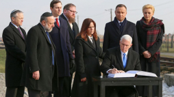 Prezydent Andrzej Duda (2P) z małżonką Agatą Kornhauser-Dudą (P) oraz wiceprezydent USA Mike Pence (3P) z małżonką Karen Pence (4P) wpisują się do księgi pamiątkowej, po tym jak zapalili znicze przy Pomniku Ofiar Obozu na terenie Muzeum Auschwitz; obok: naczelny rabin Polski Michael Schudrich (2L), doradca prezydenta USA ds. bliskowschodnich Jared Kushner (3L) i dyrektor Muzeum Auschwitz Piotr Cywiński (4L). Fot. PAP/A. Grygiel