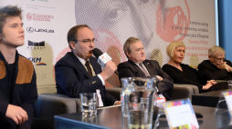 Od lewej: pianista Tomasz Ritter, dyrektor NIFC dr Artur Szklener, minister kultury Piotr Glinski, dyrektor programu 2 Polskiego Radia Małgorzata Małaszko-Stasiewicz oraz dyrektor artystyczny festiwalu Stanisław Leszczyński podczas konferencji nt. programu 15. Międzynarodowego Festiwalu „Chopin i jego Europa”. Fot. PAP/J. Kamiński