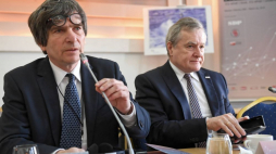 Minister kultury Piotr Gliński (P) i prezes SDP Krzysztof Skowroński (L) podczas międzynarodowej konferencji "Wolność (słowa), kocham i rozumiem". Fot. PAP/R. Pietruszka