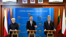 Prezydent RP Andrzej Duda (C), prezydent Litwy Dalia Grybauskaite (L) i prezydent Ukrainy Petro Poroszenko (P) podczas konferencji prasowej po rozmowach w Lublinie. Fot. PAP/W. Pacewicz