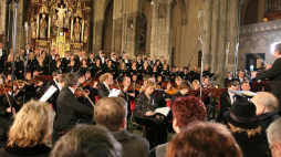 Orkiestra i chór Filharmonii Łódzkiej w Bazylice Archikatedralnej – pożegnanie Jana Pawła II w przeddzień pogrzebu papieża. 07.04.2005 r. Fot. PAP/G. Michałowski