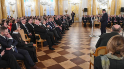 Naczelny Dyrektor Archiwów Państwowych Paweł Pietrzak (P) przemawia podczas Gali Archiwisty na Zamku Królewskim. Fot. PAP/P. Nowak