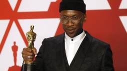 Mahershala Ali z Oscarem za drugoplanową rolę męską w filmie "Green Book". Fot. PAP/EPA