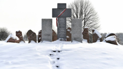 Pomnik upamiętniający ofiary mordu mieszkańców polskiej miejscowości Huta Pieniacka na Ukrainie. 02.2018. Fot. PAP/D. Delmanowicz