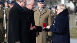 Prezes Stowarzyszenia Huta Pieniacka Małgorzata Gośniowska-Kola (C) odznaczyła medalem pamiątkowym szefa UdSKiOR Jana Józefa Kasprzyka (L) i wiceprezesa IPN dr hab. Krzysztofa Szwagrzyka (2L) podczas apelu pamięci na pl. Piłsudskiego podczas obchodów upamiętniających ofiary zbrodni w Hucie Pieniackiej. Fot. PAP/T. Gzell