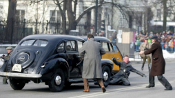 Inscenizacja zamachu na Franza Kutscherę w Alejach Ujazadowskich w Warszawie. Fot. PAP/B. Zborowski
