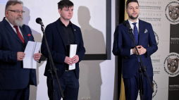 Wiceminister sprawiedliwości Patryk Jaki (P), dyrektor Muzeum Żołnierzy Wyklętych i Więźniów Politycznych PRL Jacek Pawłowicz (L) i zastępca dyrektora muzeum Paweł Szabłowski podczas konferencji prasowej nt. wystawy stałej placówki. Fot. PAP/M. Obara