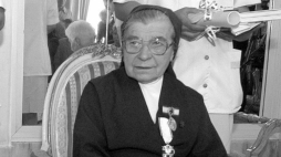 Siostra Józefa Słupiańska uhonorowana Medalem Florence Nightingale. Warszawa, 23.06.2003. Fot. PAP/R. Pietruszka