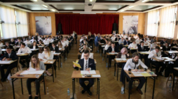 Uczniowie I Liceum Ogólnokształcącego w Gorzowie Wielkopolskim przed rozpoczęciem egzaminu maturalnego z matematyki, 2018 r. Fot. PAP/L. Muszyński