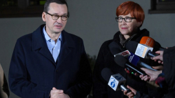 Premier Mateusz Morawiecki i minister rodziny, pracy i polityki społecznej Elżbieta Rafalska podczas wypowiedzi dla mediów w Gołczy. Fot. PAP/R. Pietruszka