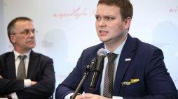 Pełnomocnik Rządu RP ds. obchodów Stulecia Odzyskania Niepodległości, minister Jarosław Sellin (L) oraz dyrektor Biura Programu "Niepodległa", Jan Kowalski (P). Fot. PAP/L. Szymański