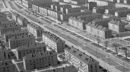 Nowa Huta - widok na aleję Rewolucji Kubańskiej (al. Jana Pawła II) i najstarsze nowohuckie osiedla: Wandy, Na skarpie, w głębi Ogrodowe, Hutnicze Centrum A. Kraków 1960. Fot. PAP/CAF/H. Grzęda