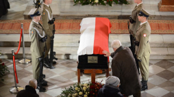 Czuwanie i modlitwy przy trumnie z ciałem byłego premiera w sanktuarium Matki Bożej Łaskawej w Warszawie. Fot. PAP/J. Kamiński