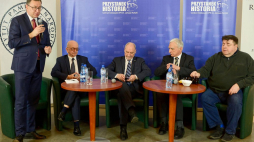 Spotkanie w Centrum Edukacyjnym IPN „Przystanek Historia” w Warszawie pt. „Obrońca wartości” poświęconemu śp. Janowi Olszewskiemu: prezes IPN dr Jarosław Szarek (L),  prof. Włodzimierz Suleja (2L), Antoni Macierewicz (C), Piotr Naimski (2P) i  Piotr Semka. Fot. PAP/J. Kamiński